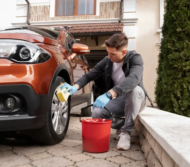 Lavage auto à domicile Bassan : professionnel intervenant sur un véhicule